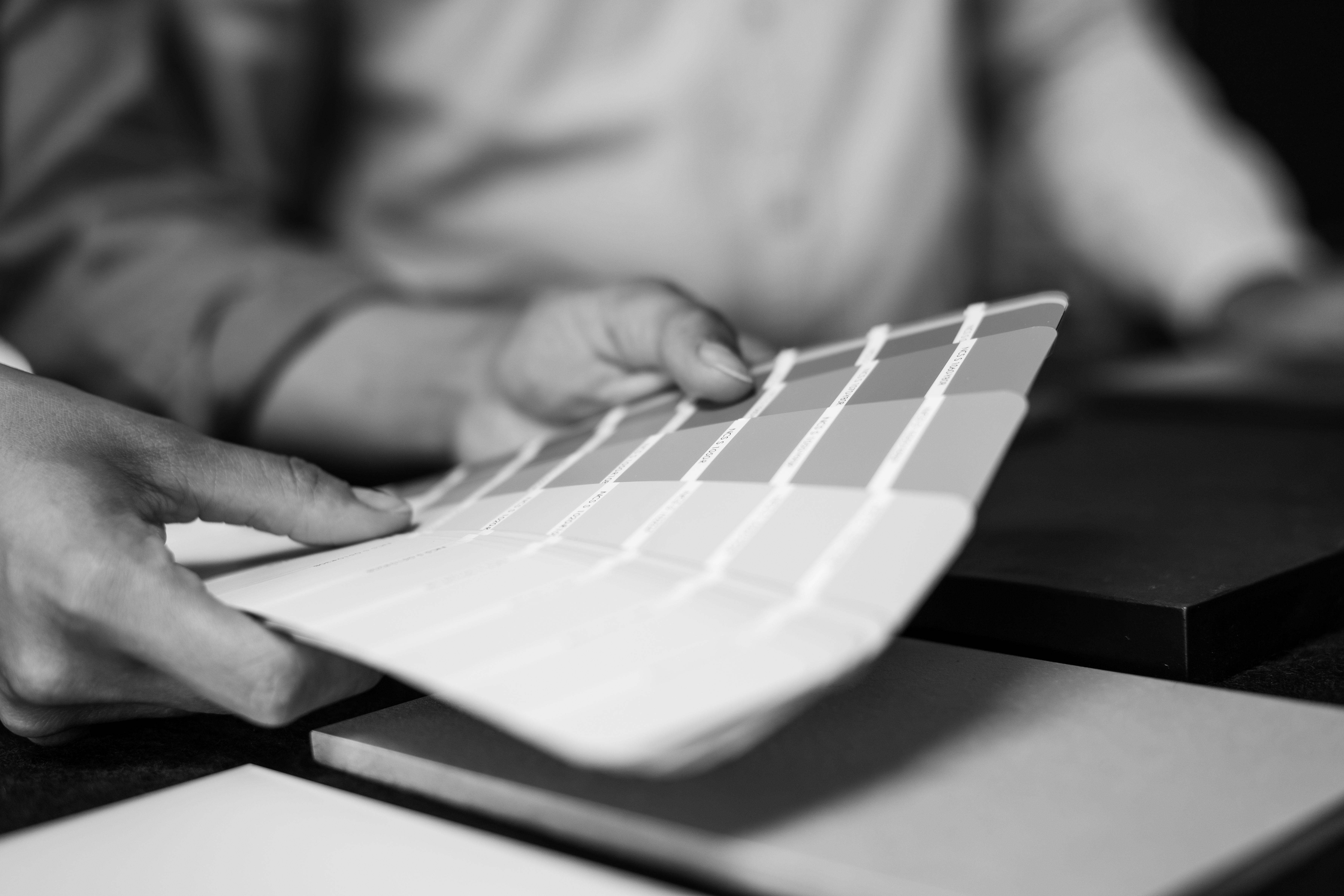 Beratungsgespräch Küchenkauf Farbfächer