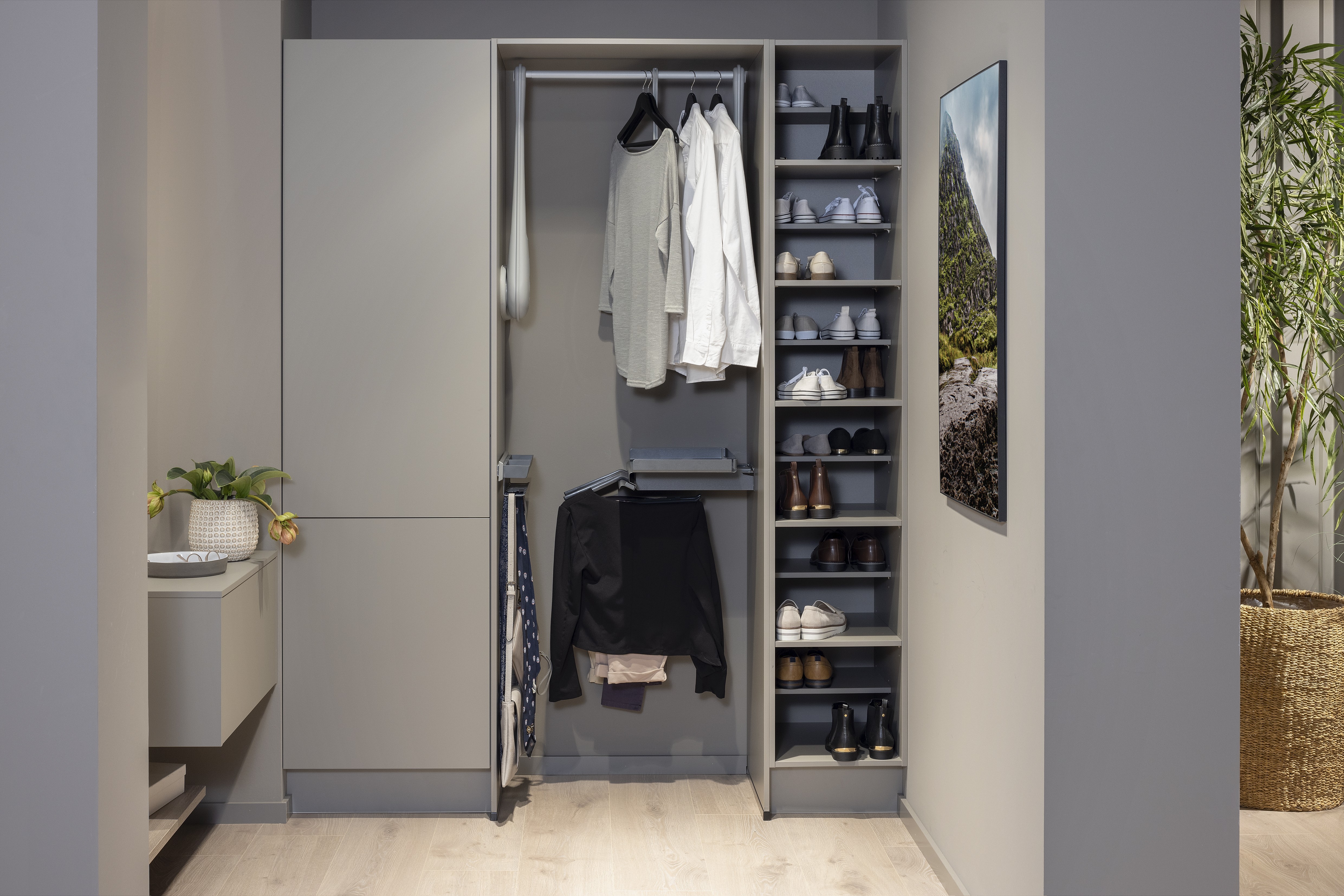 Korpus: 071 Taupegrau Front: 970 Lacklaminat, Taupegrau ultramatt Griff: Pto, grifflos  Features: Garderobe, Schuhschrank 