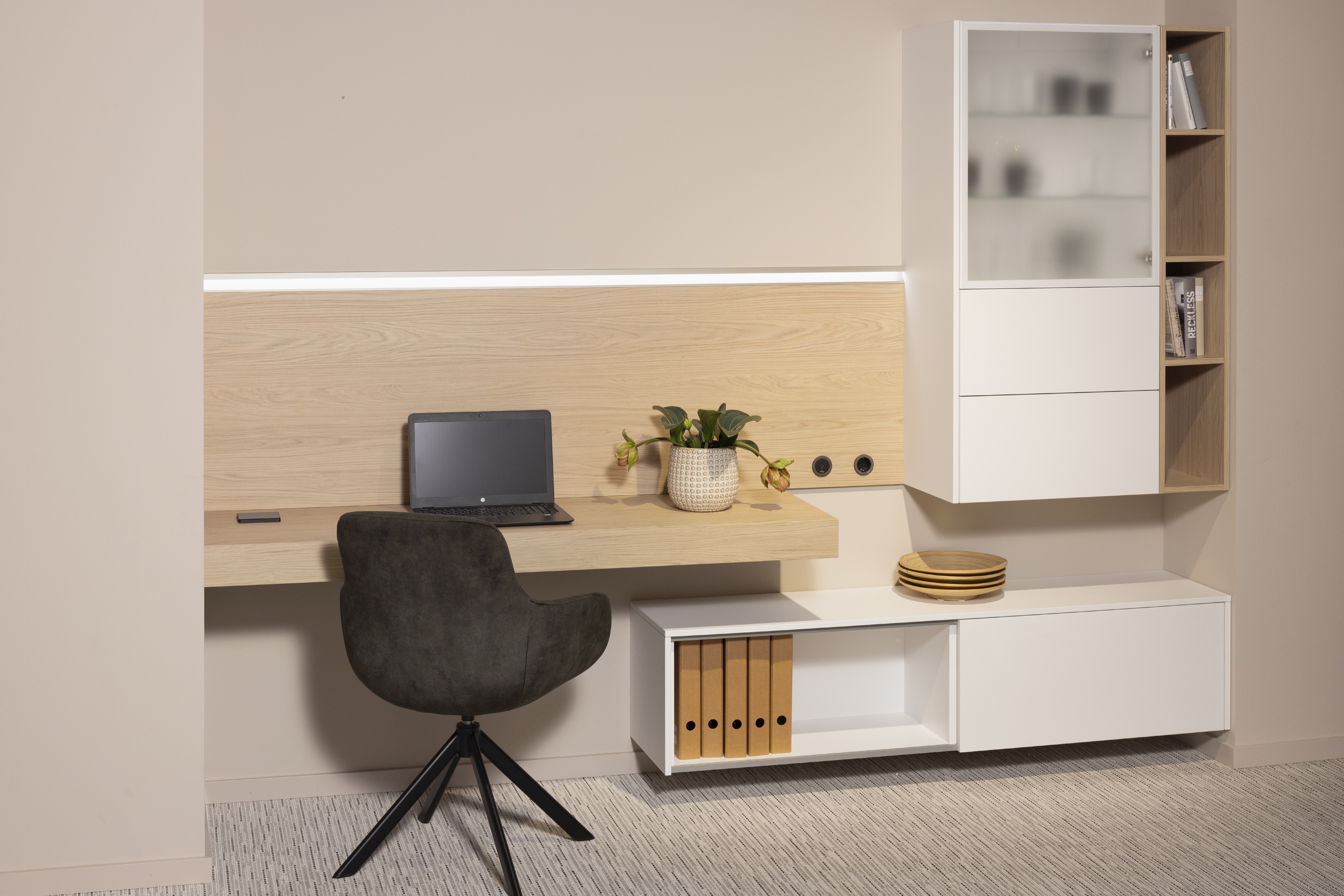 Korpus: 193 Alpinweis Front:  967 Lacklaminat, Alpinweiß ultramatt Griff: Grifflos pto  Features: Arbeitsplatz mit Lowboard, Riffelglasvitrine.