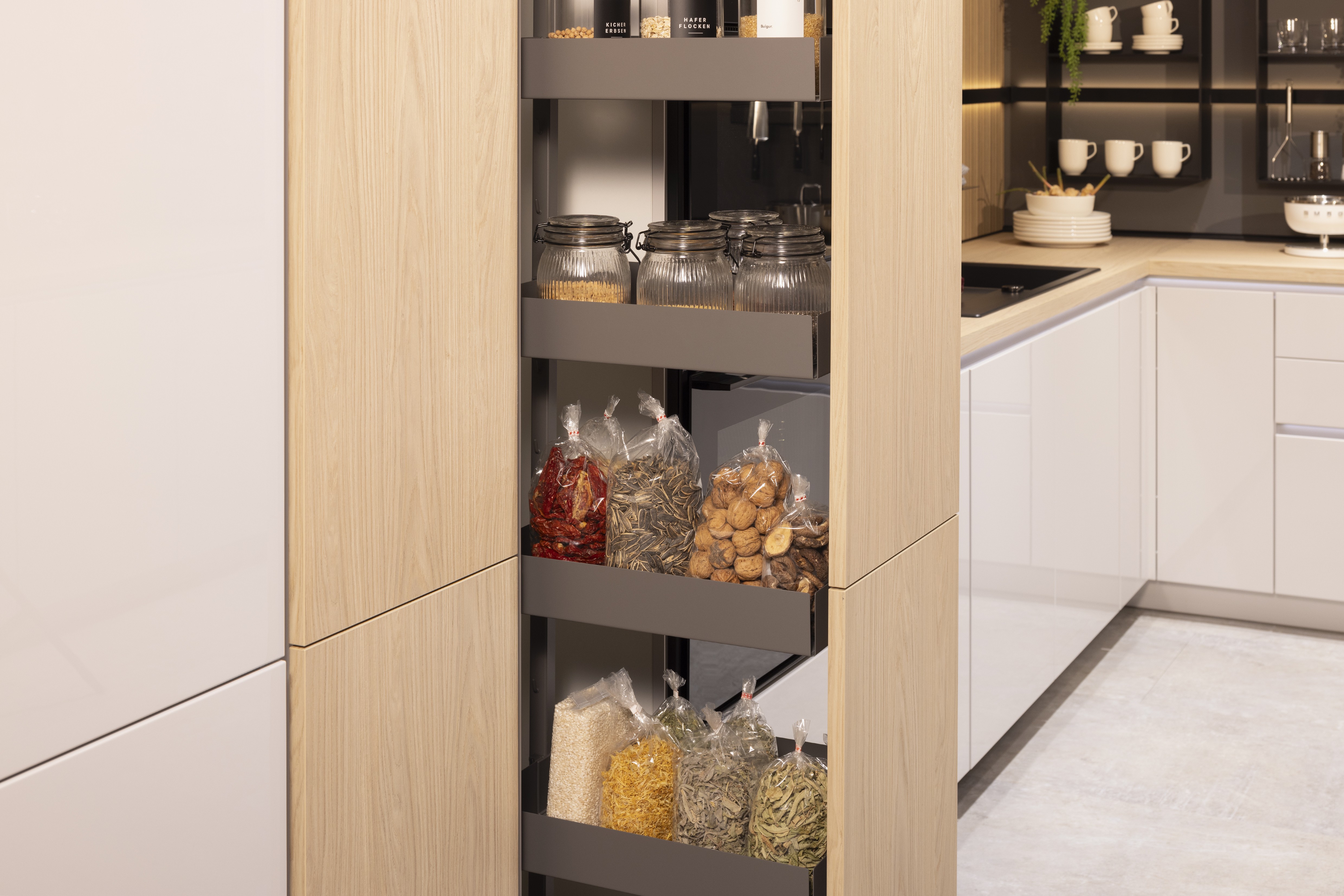 Front: 519 Lack, Seidengrau Hochglanz 362 Eiche Como NB Griff: Push to Open, Schalousienschrank Geräte Bora Downdraft, Bauknecht Spüle: Schock Armatur: Nobili  Features: Living in Küche integriert bzw. gleiche Materialwahl, Materialmix, Rückwand Rillenoptik, Oberschrank Schwarz Glas Lamellen, Touch to open (elektrisch - Climber), Ecklösungen mit Karussell bzw. andere Ecklösung, Arbeitsplatz in Küche integriert, Apothekenschrank, Aluminium Regal Sign-Emotion (Nobilia spezifischer Begriff), Lichtblende