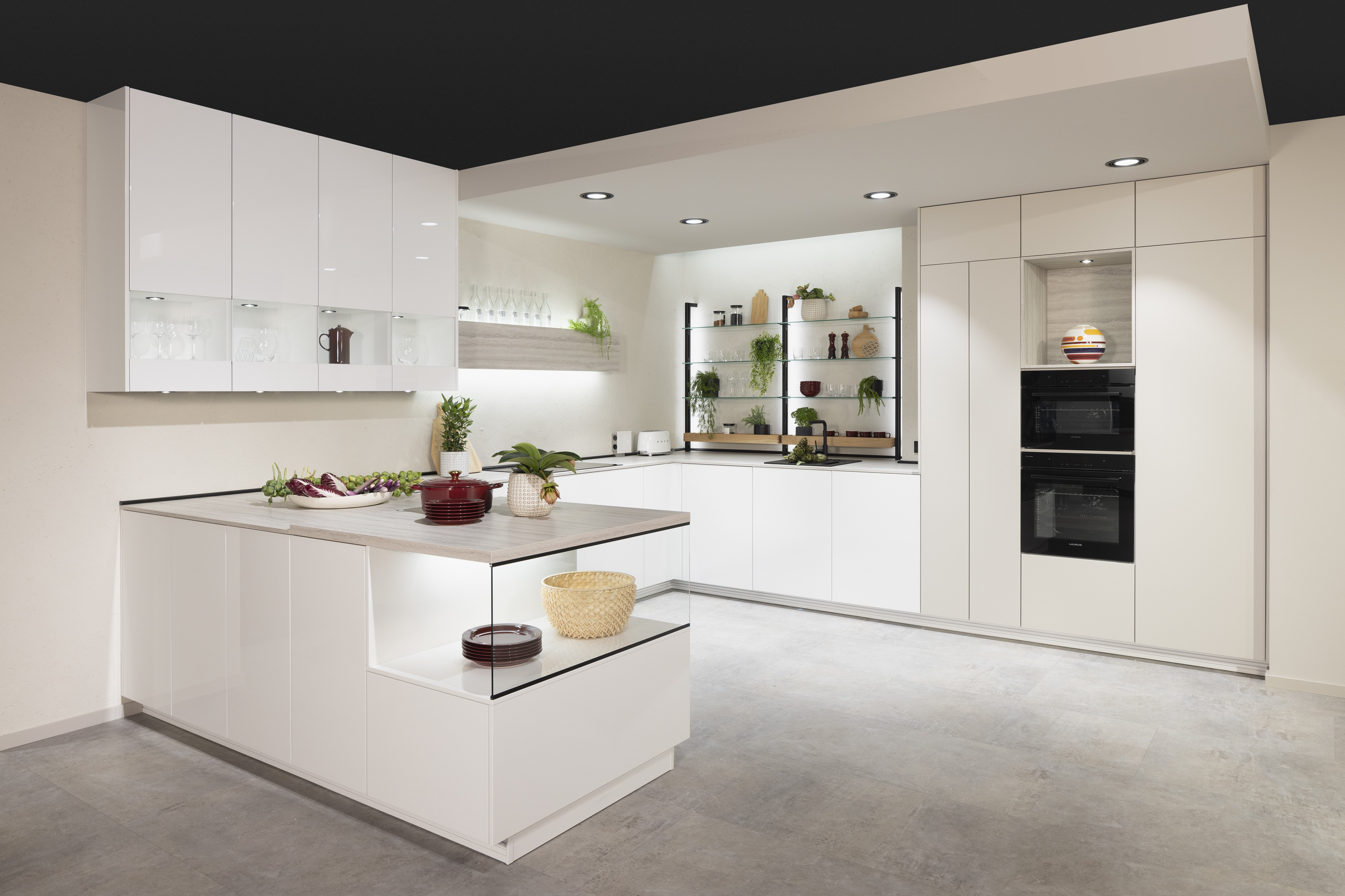 APL: 349 Travertin Sandgrau NB Korpus: 193 Alpinweiß Front: 516 Lack Alpinweiß Hochglanz Griff: Push to open Geräte: Laurus Ofen, Kochfeld Faber Armatur: Gessi Spüle: Elleci  Features: verschiedene Lichtstimmungen (Philips), Vitrinen Beleuchtungen, Aluminium Regal Schwarz mit Lichtblende, Steckdosen, Backofen-Kombi-Lösung, Handtuchhalter, Ecklösung Le Mans Auszug.