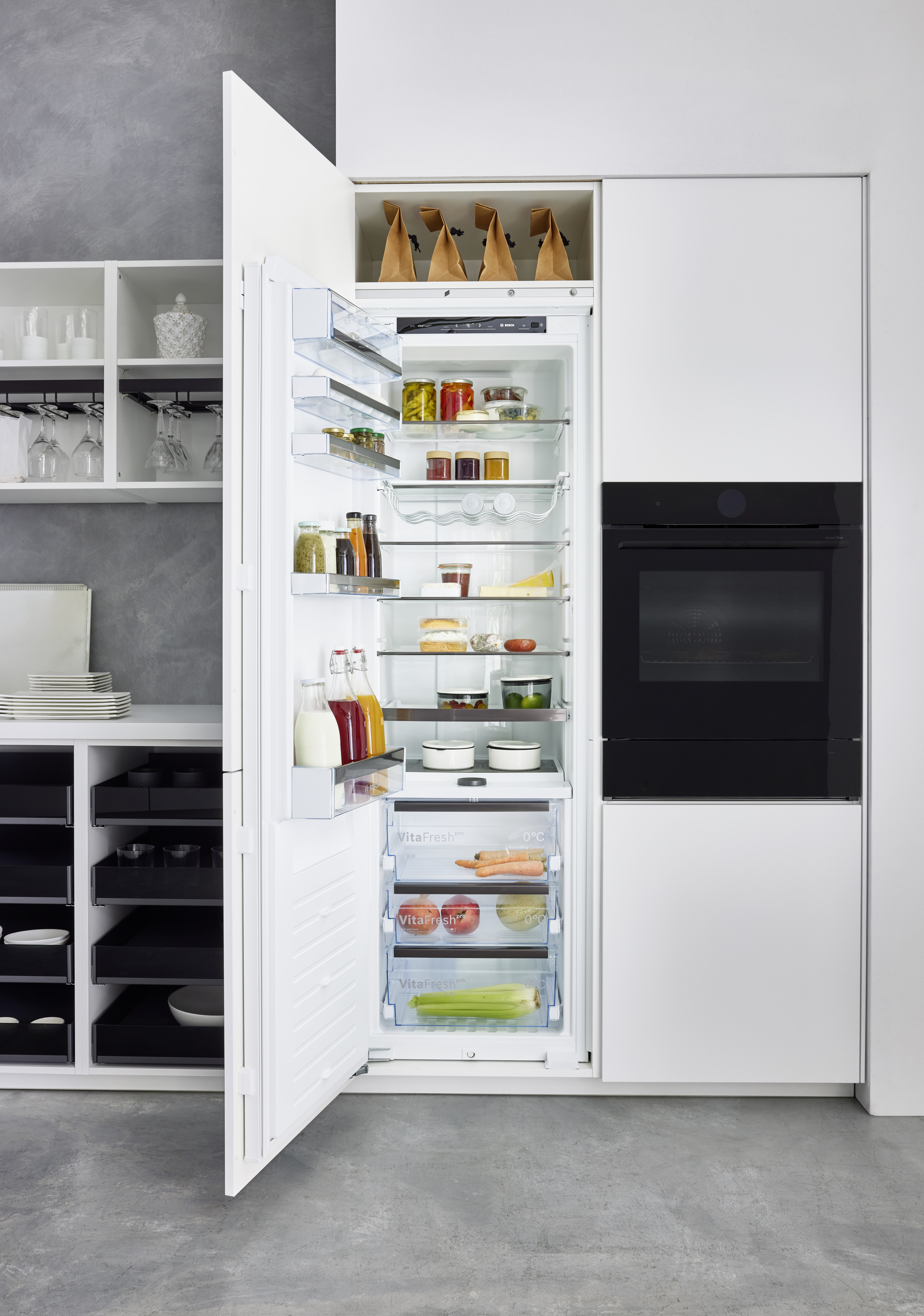 NOBILIA Alpinweiß mit Bosch Geräten - Fokus auf Kühlschrank, weiß, neben Backofen schwarz