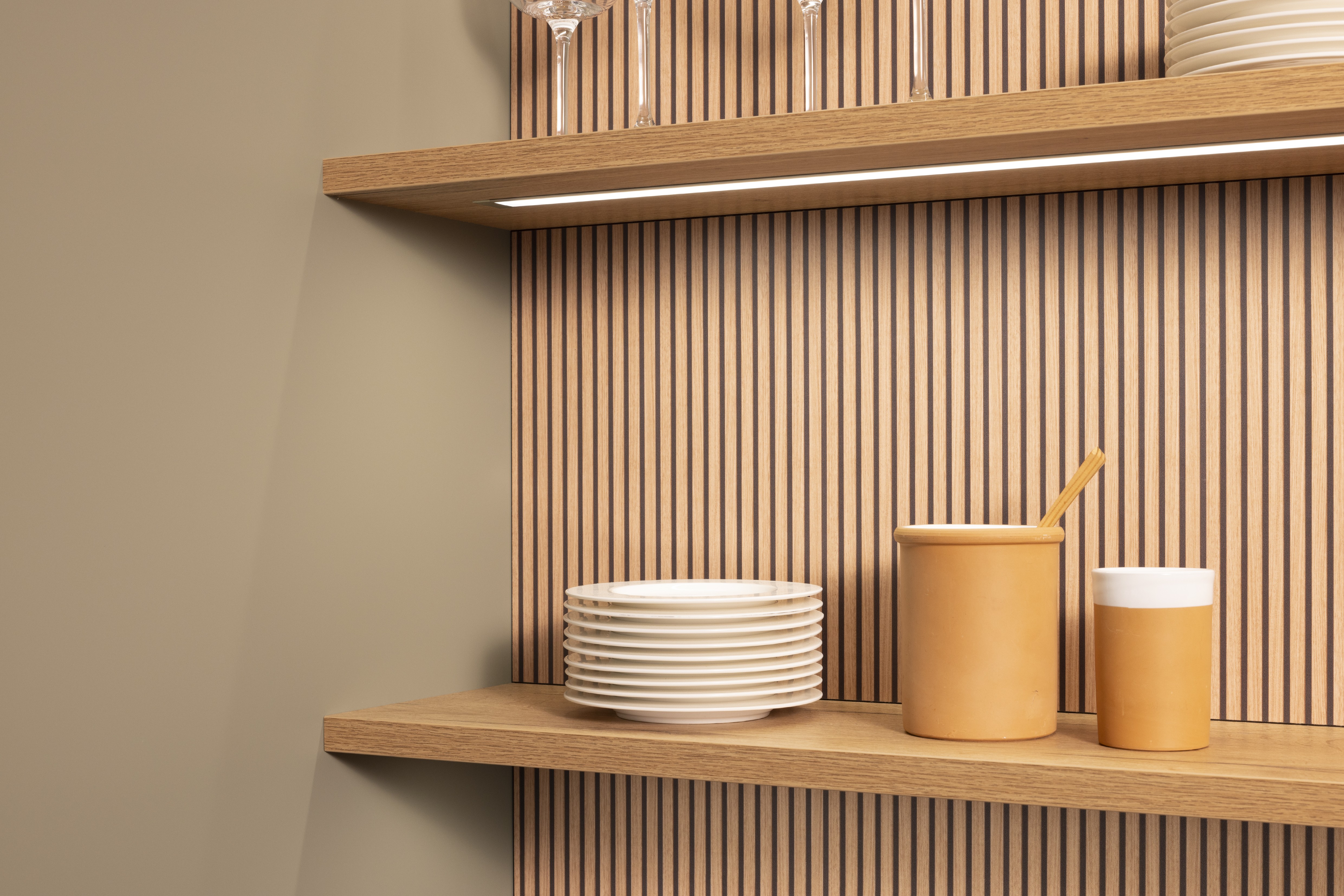 APL: 794 Beton Seidengrau NB (Xtra Ceramic) Korpus: 198 Eiche Sierra Front: Senso 495 Lack, Olive Premium matt Geräte: Neff Slide&Hide Armatur: Gessi  Spüle: Teka  Features: Trendfarbe Olive, Push to open, Tapete, neuer Schubkasten, Wandeinbau Backofen, beleuchtete Regale, beleuchtete Vitrinen, Weinflaschenregal, Schubkästen und Korpus in Eiche Sierra, Premium matte Oberfläche mit Antifingerprint, Nischenrückwand in Rillenoptik.