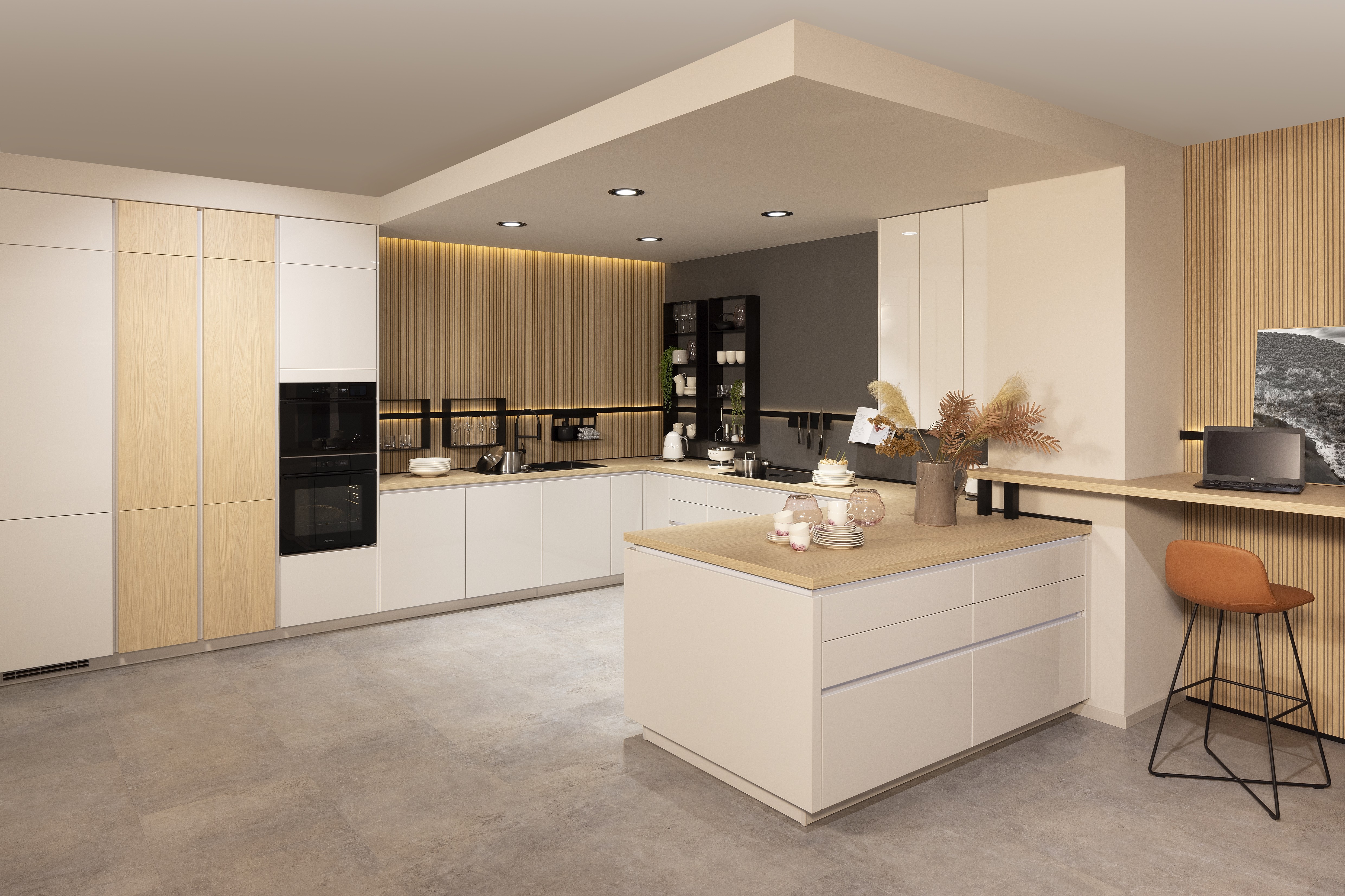 Front: 519 Lack, Seidengrau Hochglanz 362 Eiche Como NB Griff: Push to Open, Schalousienschrank Geräte Bora Downdraft, Bauknecht Spüle: Schock Armatur: Nobili  Features: Living in Küche integriert bzw. gleiche Materialwahl, Materialmix, Rückwand Rillenoptik, Oberschrank Schwarz Glas Lamellen, Touch to open (elektrisch - Climber), Ecklösungen mit Karussell bzw. andere Ecklösung, Arbeitsplatz in Küche integriert, Apothekenschrank, Aluminium Regal Sign-Emotion (Nobilia spezifischer Begriff), Lichtblende