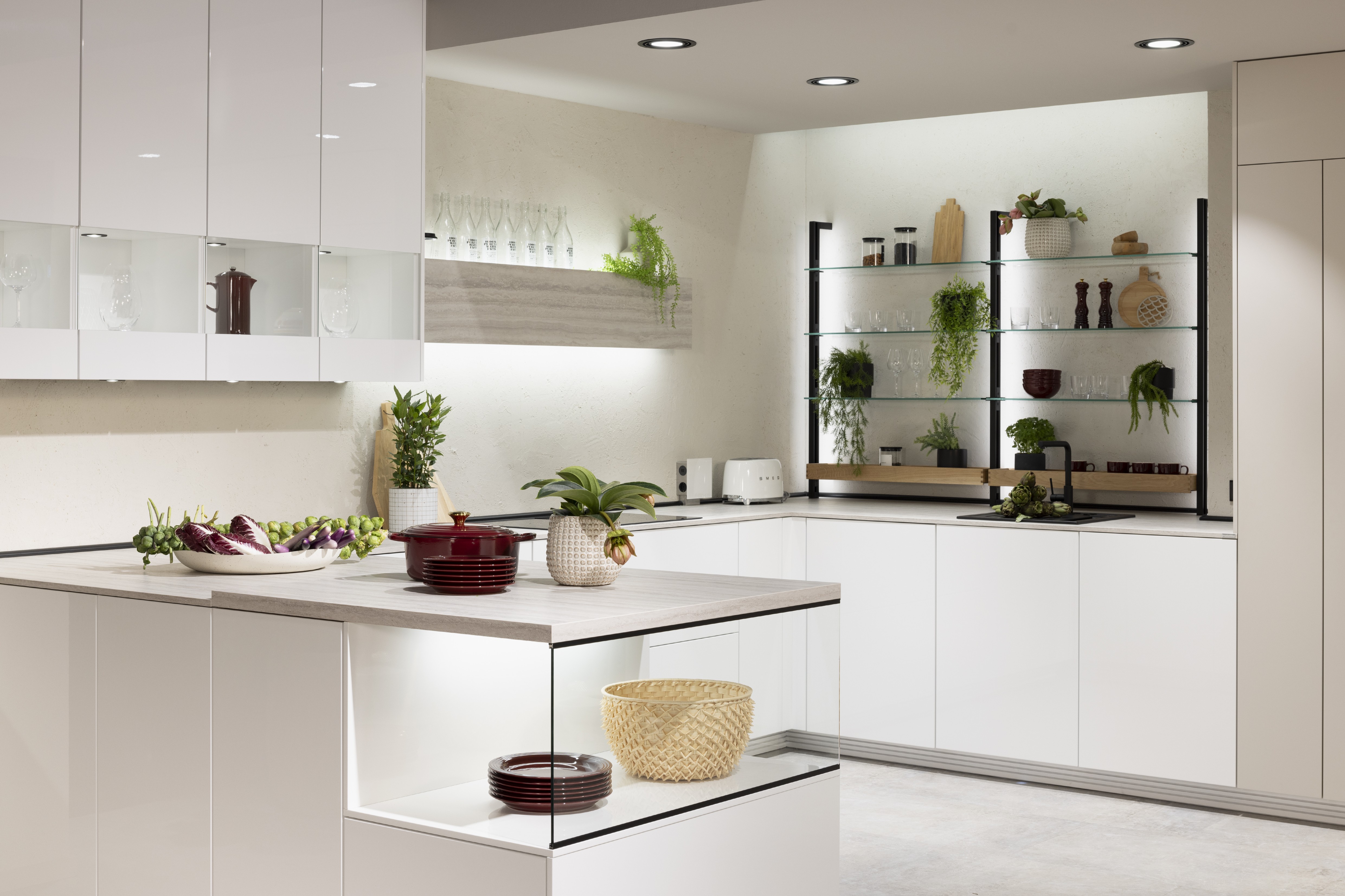 APL: 349 Travertin Sandgrau NB Korpus: 193 Alpinweiß Front: 516 Lack Alpinweiß Hochglanz Griff: Push to open Geräte: Laurus Ofen, Kochfeld Faber Armatur: Gessi Spüle: Elleci  Features: verschiedene Lichtstimmungen (Philips), Vitrinen Beleuchtungen, Aluminium Regal Schwarz mit Lichtblende, Steckdosen, Backofen-Kombi-Lösung, Handtuchhalter, Ecklösung Le Mans Auszug.