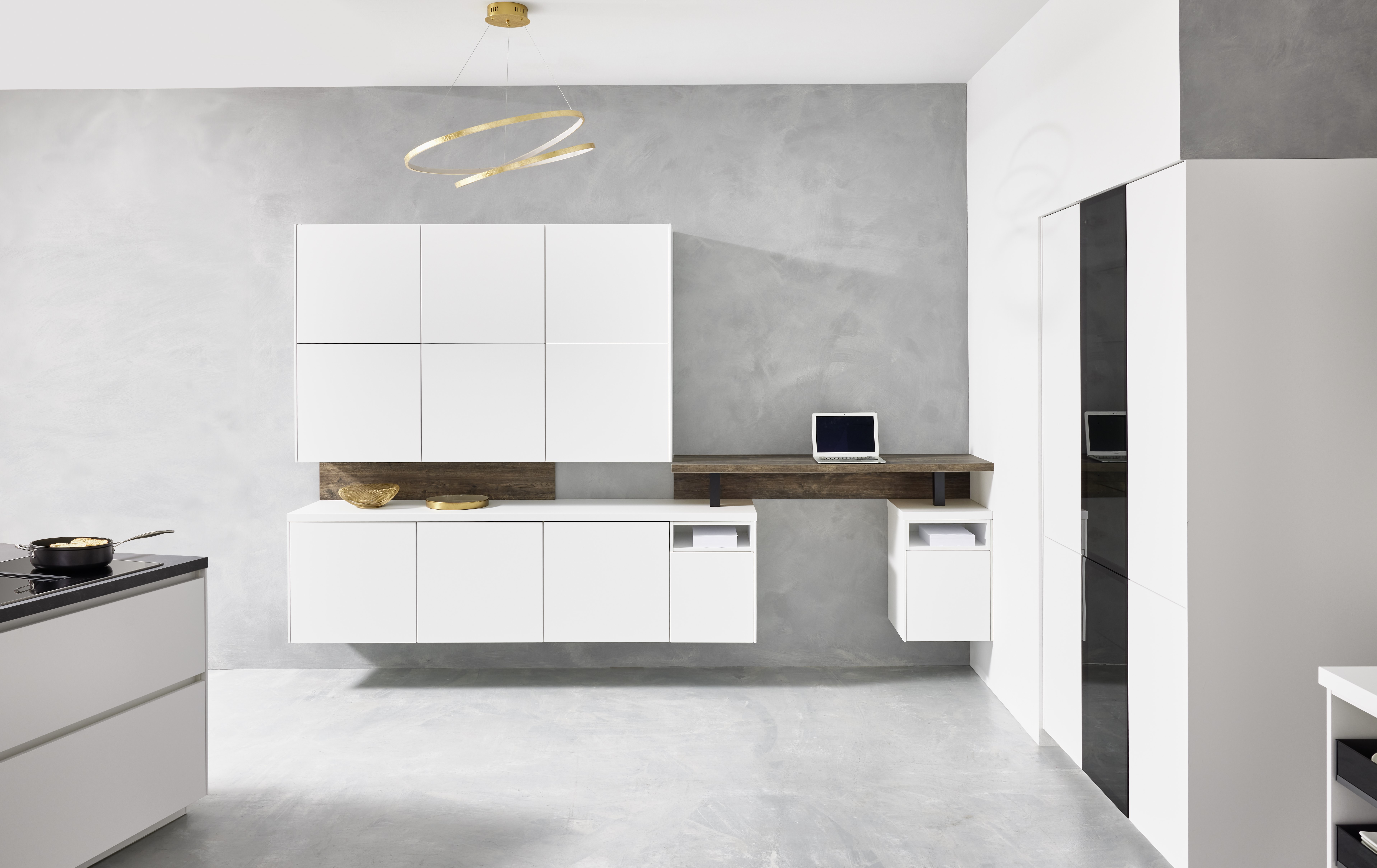 NOBILIA Alpinweiß mit Miele Geräten - Fokus auf integrierten Heimarbeitsplatz