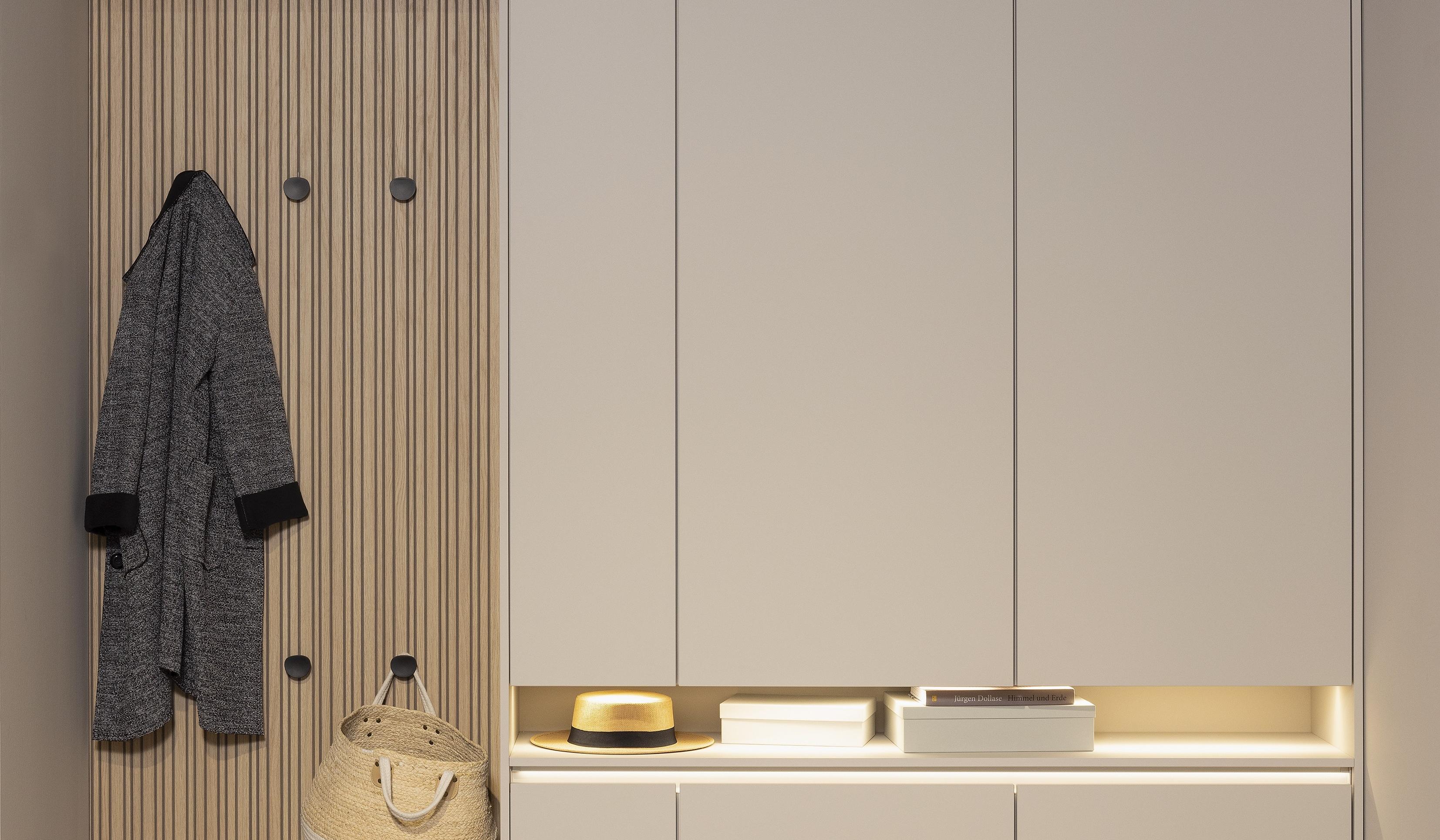 Korpus: 122 Sand Front:  969 Lacklaminat, Sand ultramatt Griff: Griffmulde Sand, 244 Metallknopf schwarz  Features: Garderobe, Schuhschrank 